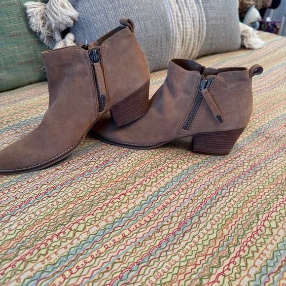 Dolce Vita Tan Suede Ankle Booties with Double Zippers NWT Size 10 - Picture 6 of 11